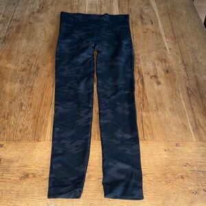 SPANX Look At Me Now Camo Leggings sz Medium